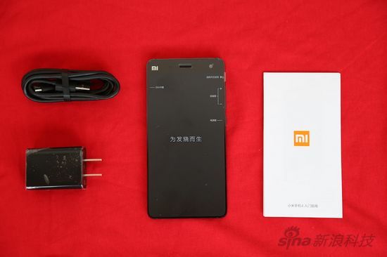 標(biāo)配支持5V 2A/9V 1.2A/12V 1A的輸出充電器